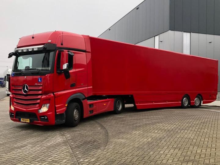 CE -Vrachtauto met aanhanger