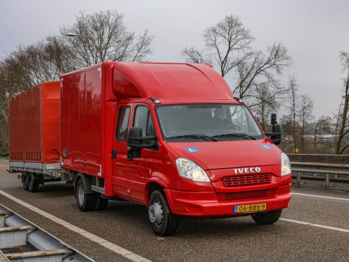C1E - Lichte vrachtauto met aanhanger
